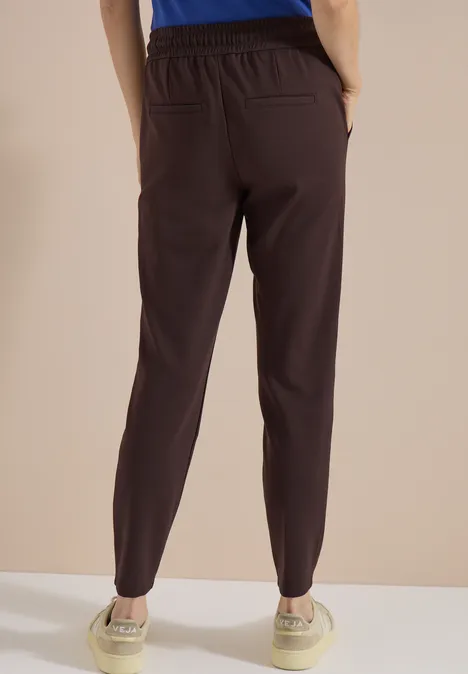 Mid Waist Slim Leg Hose in casual pasvorm truffle brown Bruine broek met hoge taille, elastische tailleband en taps toelopende pijpen, van achteren gezien.