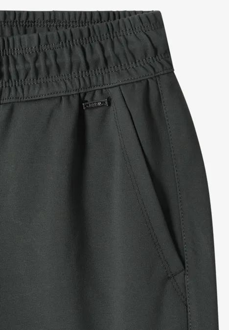 Mid Waist Slim Leg Hose im Casual Fit easy khaki Schwarze Sporthose mit elastischem Bund und seitlicher Tasche.