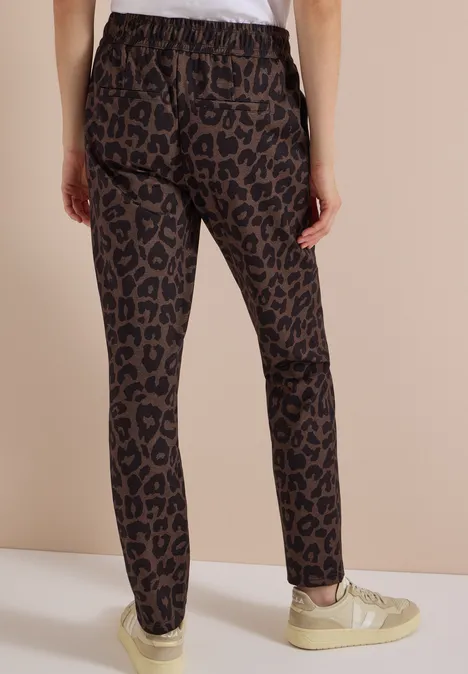 Mid Waist Slim Leg Hose im Casual Fit dark toffee brown Person von hinten in eng anliegenden, braunen Leopardenleggings und hellen Sneakern.