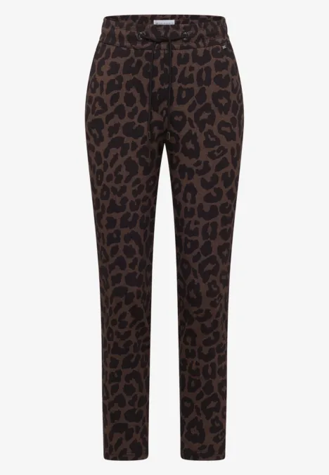 Mid Waist Slim Leg Hose im Casual Fit dark toffee brown Lässige, gerade geschnittene Hose mit elastischem Bund und braunem Leopardenmuster auf schwarzem Grund.