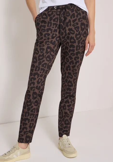 Mid Waist Slim Leg Hose im Casual Fit dark toffee brown damenhose mit braun-schwarzem leopardenmuster, schlank geschnitten