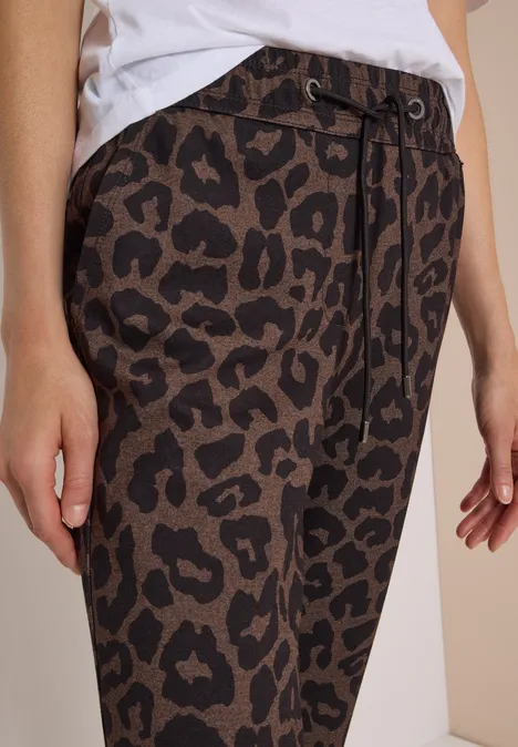 Mid Waist Slim Leg Hose im Casual Fit dark toffee brown Braune Hose mit Leopardenmuster, Tunnelzugbund und Taschen.