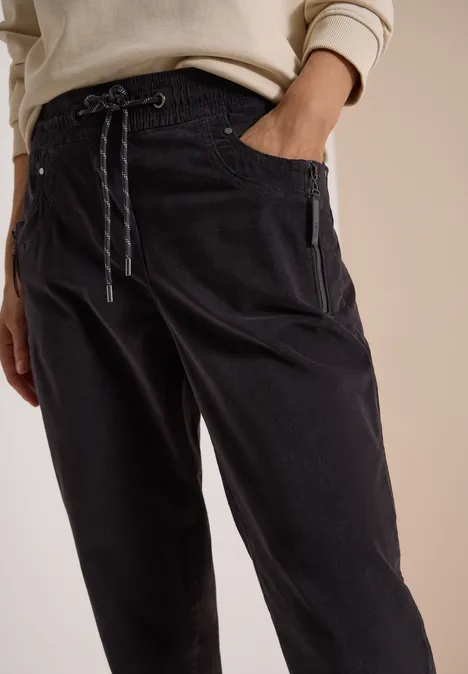 Mid Waist Slim Leg Hose im Casual Fit carbon grey Schwarz-graue Jogginghose mit Kordelzug und seitlichen Reißverschlusstaschen, entspannter Schnitt.