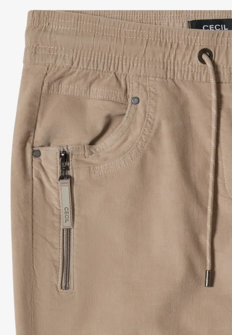 Mid Waist Slim Leg Hose im Casual Fit silvery beige Beige Cordhose mit Kordelzugbund, Reißverschlusstasche und Ziernähten.