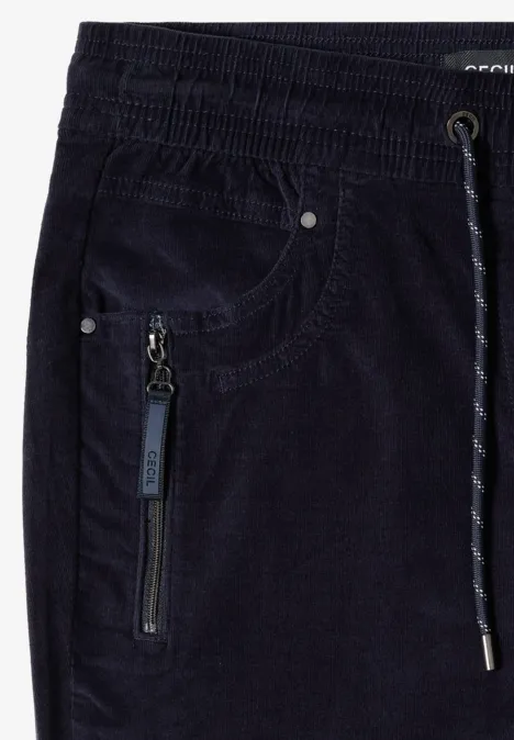 Mid Waist Slim Leg Hose im Casual Fit dark blue corduroy Dunkelblaue Freizeithose mit elastischem Bund, Kordelzug und Reißverschlusstasche vorn.