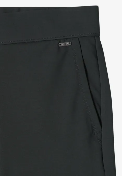 Schwarze Hose mit seitlicher Tasche und elastischem Bund.