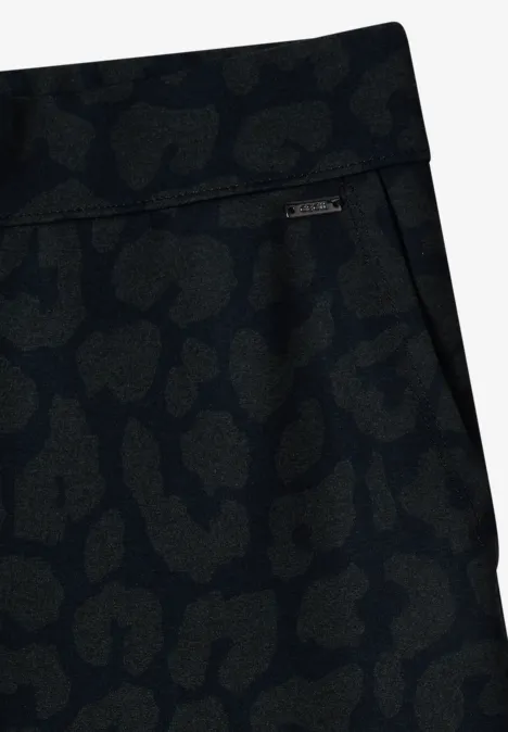 Schwarzer Taillenrock mit dunklem Leopardenmuster, seitlichen Eingrifftaschen und Metalllogo.