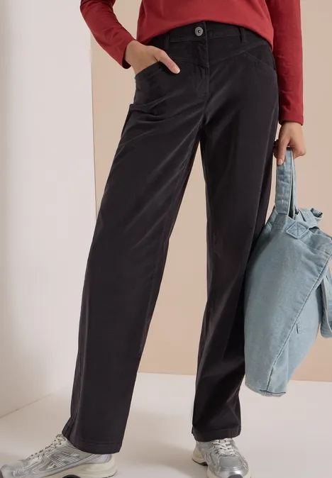 High Waist Wide Leg Hose im Loose Fit carbon grey Schwarze gerade geschnittene Hose, rotes Oberteil, silberne Sneaker, hellblauer Stoffbeutel in der Hand.
