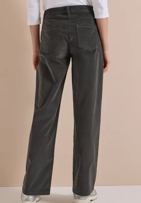 High Waist Wide Leg Hose im Loose Fit easy khaki Rückansicht einer Person in weiten, grauen Cordhose mit Taschen und weißen Sneakern.