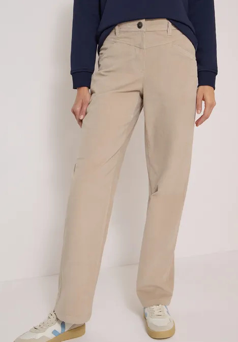 High Waist Wide Leg Hose im Loose Fit silvery beige Person trägt helle, beige Cordhose mit weitem Bein und weiße Sneaker.