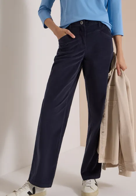 High Waist Wide Leg Hose im Loose Fit dark blue corduroy Dunkelblaue Cordhose im Wide-Leg-Stil mit seitlichen Taschen, kombiniert mit blauem Longsleeve und weißen Sneakern.