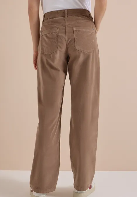 High Waist Wide Leg Hose im Loose Fit earthy taupe Hinteransicht einer Person in locker sitzender, beige-brauner Cordhose vor neutralem Hintergrund.