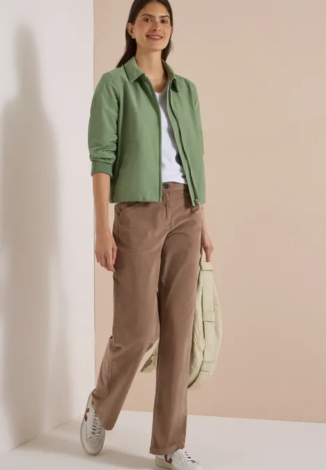 High Waist Wide Leg Hose im Loose Fit earthy taupe Eine Frau trägt eine grüne Hemdjacke, weißes T-Shirt, braune Hose und hält eine beige Tasche.