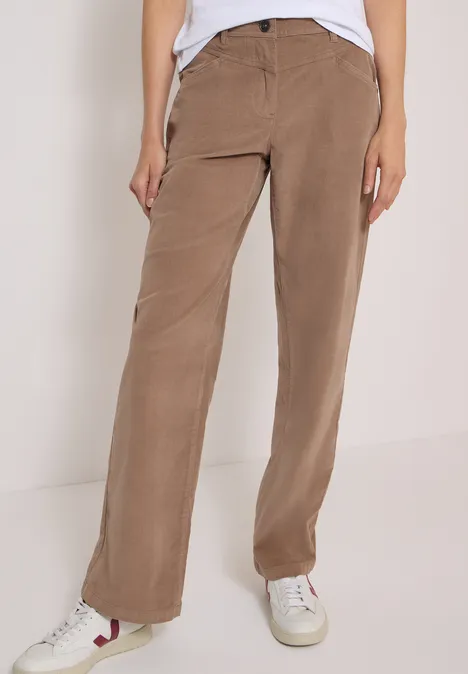 High Waist Wide Leg Hose im Loose Fit earthy taupe Braune gerade geschnittene Hose, kombiniert mit weißen Sneakern und einem weißen Oberteil.