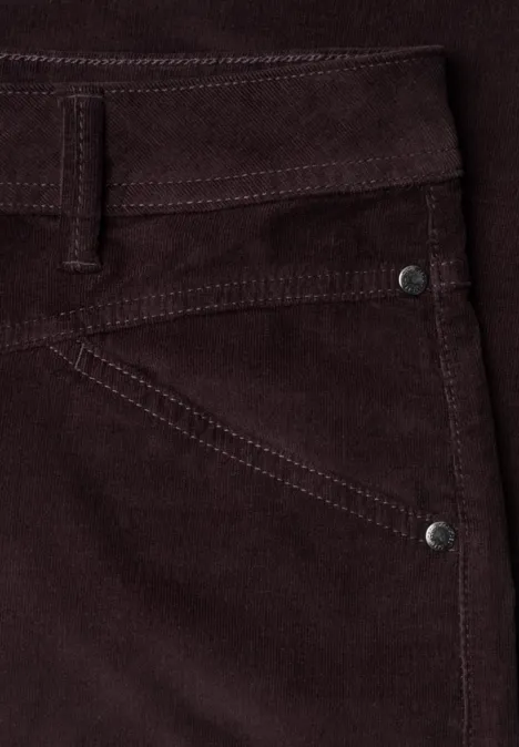 Broek met High Waist en Wide Leg pijpen in een Loose Fit pasvorm berry red Close-up van een donkerbruine corduroy broek met zichtbare stiksels, riemlussen en zijzak.