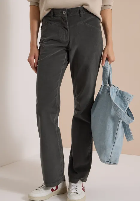High Waist Bootcut Hose im Slim Fit easy khaki Graue, gerade geschnittene Hosen, weiße Sneaker mit roten Details, dazu eine hellblaue Denim-Tasche.