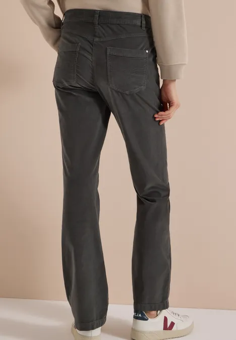 High Waist Bootcut Hose im Slim Fit easy khaki Person steht mit dem Rücken zur Kamera und trägt dunkelgraue, gerade geschnittene Jeans sowie weiße Sneaker.