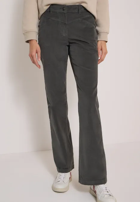 High Waist Bootcut Hose im Slim Fit easy khaki Schwarze Schlaghose aus Cord mit weißen Sneakern