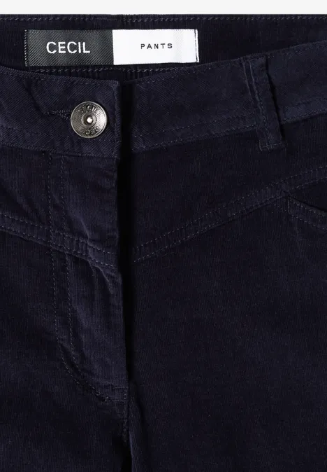 Nahaufnahme einer dunkelblauen Cordhose mit silbernem Knopf und Cecil-Label.