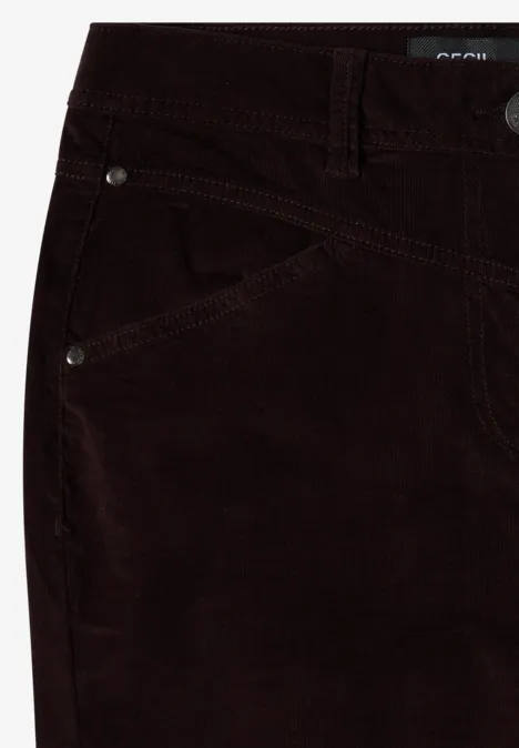 Dunkelbraune Cordhose mit schrägen Fronttaschen, Gürtelschlaufen und sichtbarer Ziernaht.