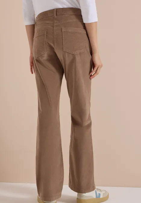 High Waist Bootcut Hose im Slim Fit earthy taupe Braune Hose mit geradem Bein und Taschen, weißes Oberteil, Sneaker.