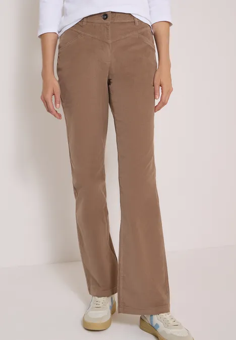 High Waist Bootcut Hose im Slim Fit earthy taupe Braune, ausgestellte Cordhose mit hoher Taille, kombiniert mit weißen Sneakern.