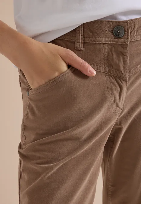 High Waist Bootcut Hose im Slim Fit earthy taupe Nahaufnahme einer braunen Hose, in deren Tasche eine Hand gesteckt ist.
