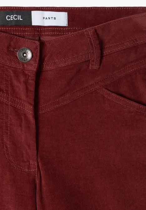 High Waist Bootcut Hose im Slim Fit dark russet red Dunkelrote Hose mit sichtbarem Bund, Knopf und Tasche, Etikett 'CECIL'.