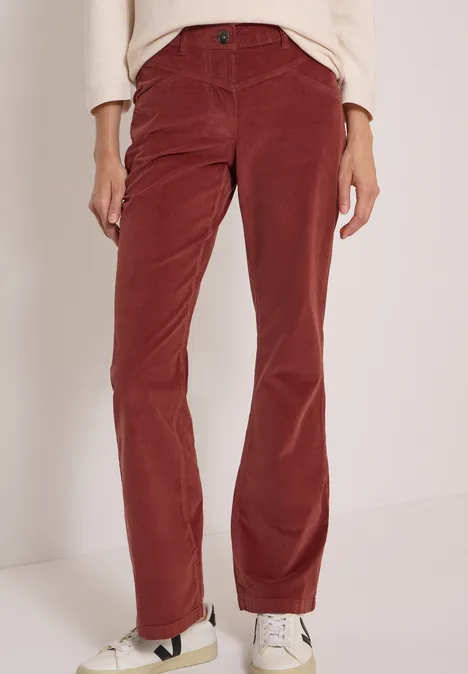 High Waist Bootcut Hose im Slim Fit dark russet red Damen-Cordhose in Rostrot mit geradem Bein, kombiniert mit weißen Sneakern.