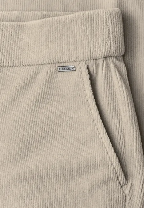 Beige Cordhose mit Gummibund und Seitentasche.