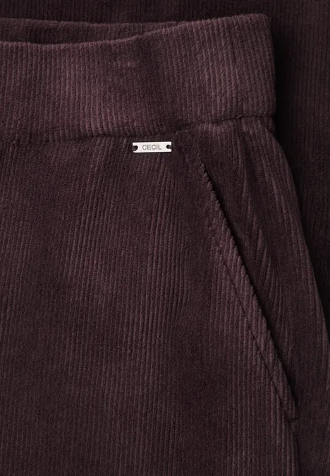 High Waist Straight Leg Hose im Loose Fit berry red Nahaufnahme einer dunkelvioletten Cordhose mit Seitentasche und Gürtelbund.
