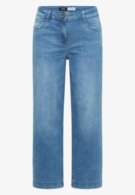 Jean bleu clair droit à cinq poches, coupe classique et taille normale.