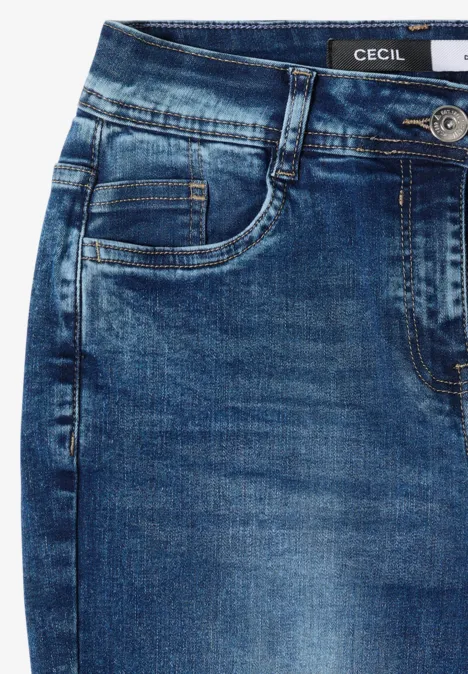 Gros plan sur un jean bleu en denim avec poche avant, passants de ceinture et bouton métallique.