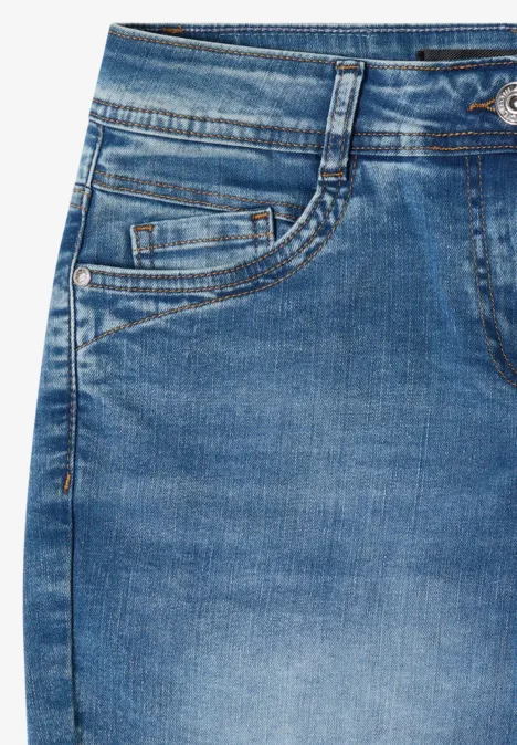 Short taille haute Slim Leg, coupe ajustée authentic used wash Gros plan sur un jean bleu avec poches et coutures apparentes.