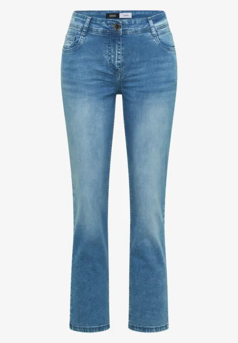 Jean taille mi-haute à coupe Straight Leg et coupe décontractée light blue wash Jean bleu clair, coupe ajustée, jambe droite, aspect légèrement délavé.