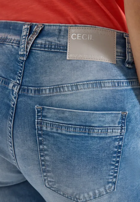 Jean taille mi-haute à coupe Straight Leg et coupe décontractée light blue wash Vue de dos d'une personne en jean bleu avec étiquette de marque 'Cecil' et haut rouge.