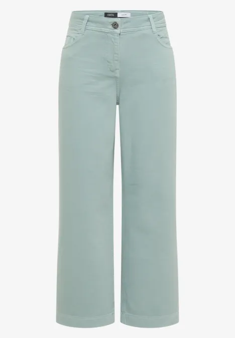 Helle mintgrüne, weit geschnittene Damenhose mit hoher Taille.