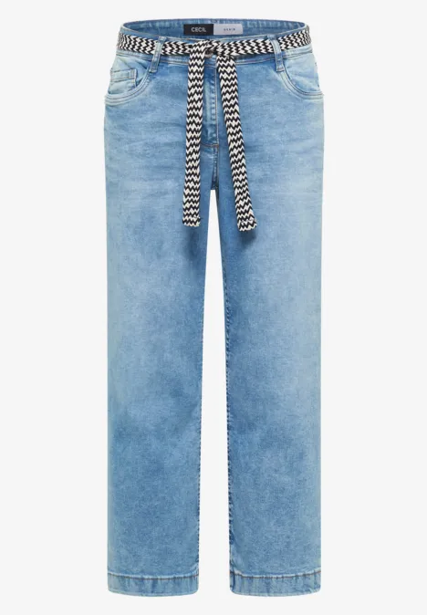 Jean 7/8 à jambes larges avec ceinture fresh blue random wash Jean droit bleu clair avec ceinture tressée noir et blanc nouée à la taille.