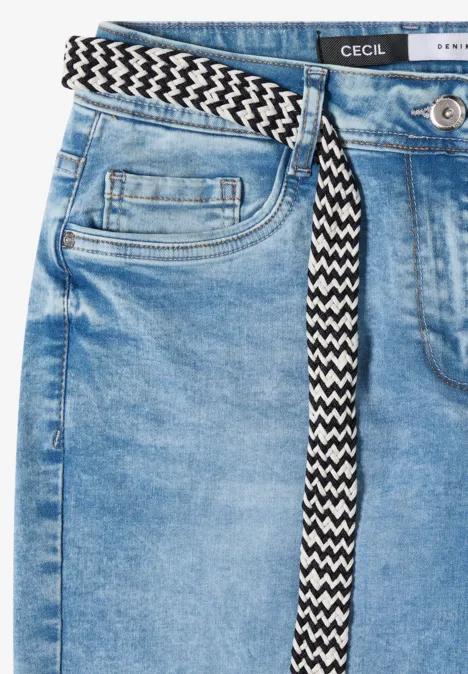 Jean 7/8 à jambes larges avec ceinture fresh blue random wash Jean bleu avec ceinture zigzag noire et blanche.
