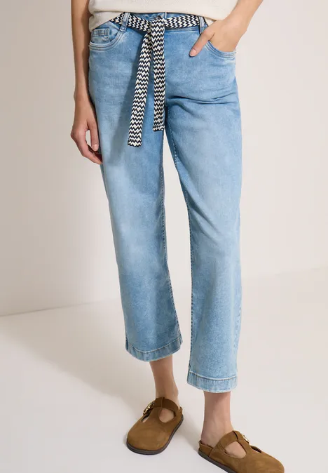 Jean 7/8 à jambes larges avec ceinture fresh blue random wash Jean bleu clair décontracté à ceinture zébrée, coupe cheville, porté avec des mocassins marron.
