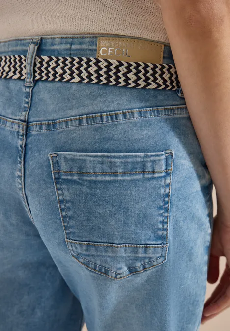 Jean 7/8 à jambes larges avec ceinture fresh blue random wash Vue arrière d’une personne en jean bleu avec ceinture tressée et étiquette en cuir visible.