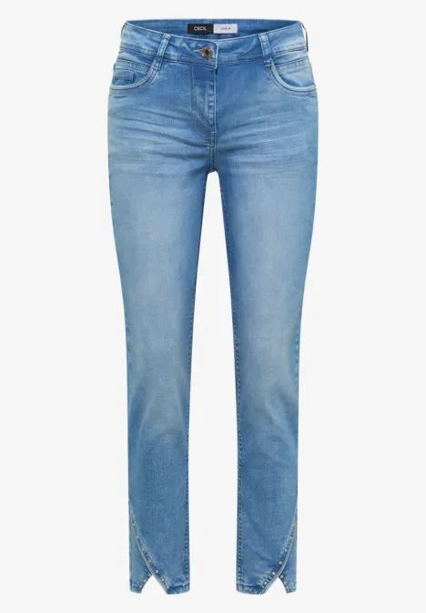 Jean slim bleu clair avec petites fentes en V au niveau des chevilles.
