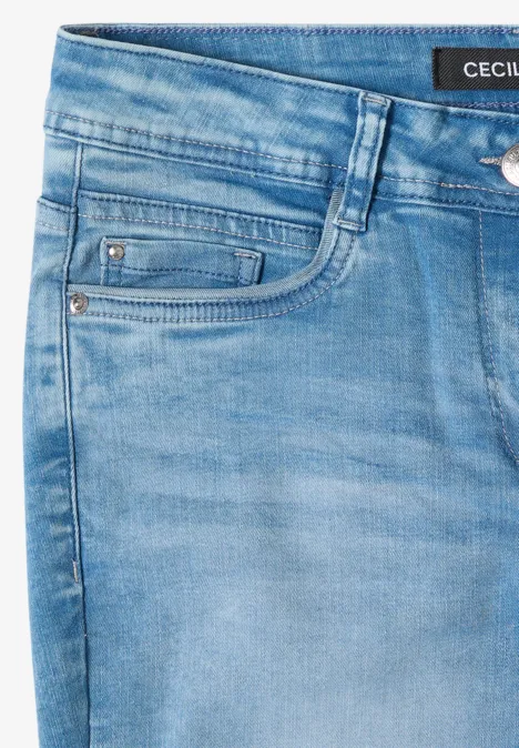 Jean en denim bleu clair avec poches avant et passants pour ceinture.