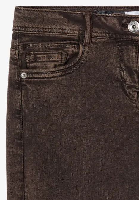 Nahaufnahme einer braunen Jeans mit Gürtelschlaufen und Eingrifftasche.