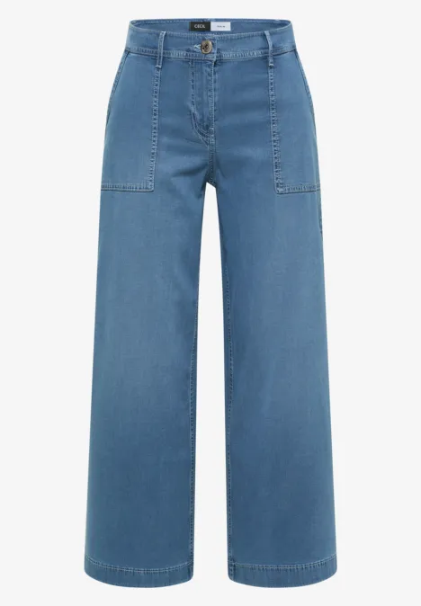 Blauwe denimbroek met hoge taille, wijde pijpen en opgestikte zakken aan de voorkant.