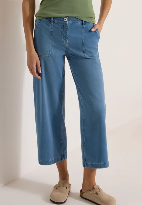 Lichtblauwe, wijde, enkelhoge jeans van denim met steekzakken.