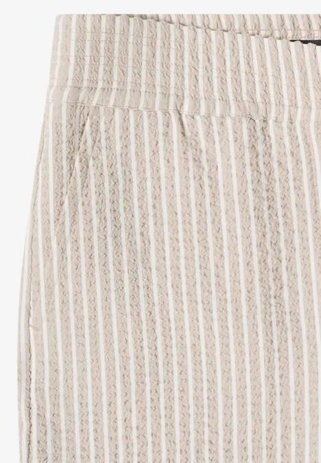 Wide Leg Hose in Seersucker-Qualität grain beige Nahaufnahme eines beigen Stoffes mit weißen Streifen