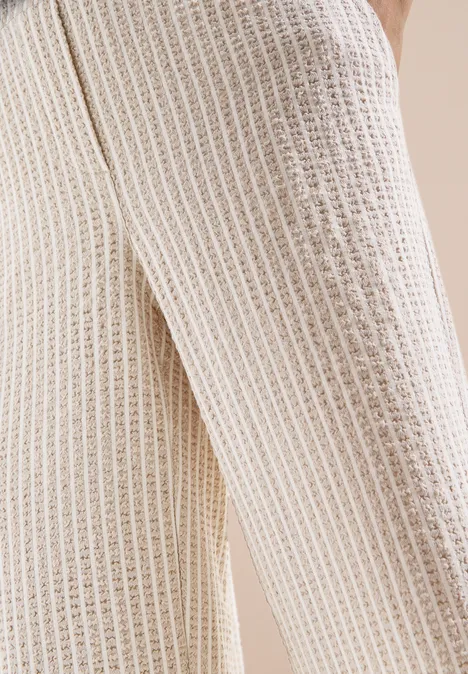 Wide Leg Hose in Seersucker-Qualität grain beige Nahaufnahme einer hellbeigen Strickhose mit Waffelstruktur