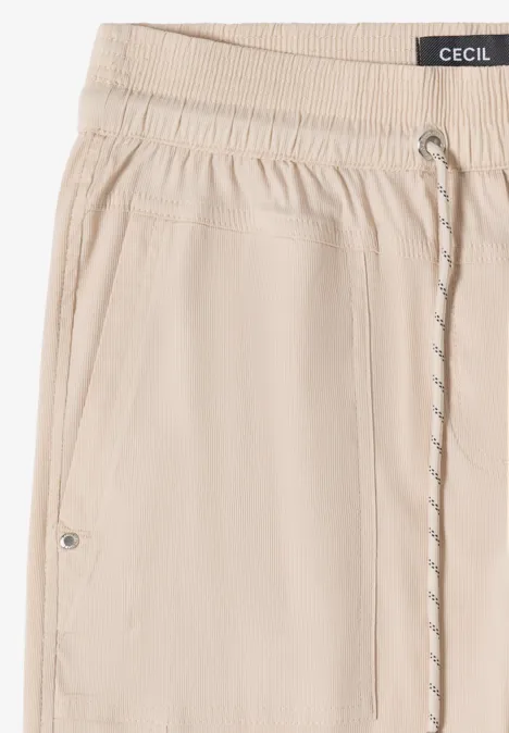 Beige vrijetijdsshorts met elastische taille, koord, opgestikte zakken en een relaxte pasvorm.