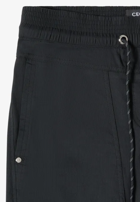 Zwarte korte broek met elastische taille, zakken en contrasterend koord.